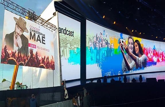 Pantalla de pantalla LED exterior flexible de 4 mm con tono de píxel multicolor